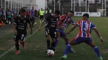 El Albinegro empató 1 a 1 con Sportivo Peñarol en el debut. (Foto: Oscar Livera)