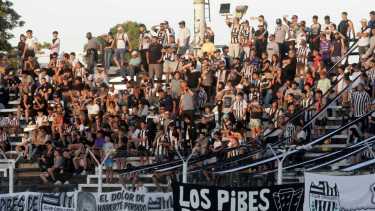 La banda de "Los Innombrables" protagonizaron los incidentes del domingo en cancha de Cipolletti. (Foto: Oscar Livera)
