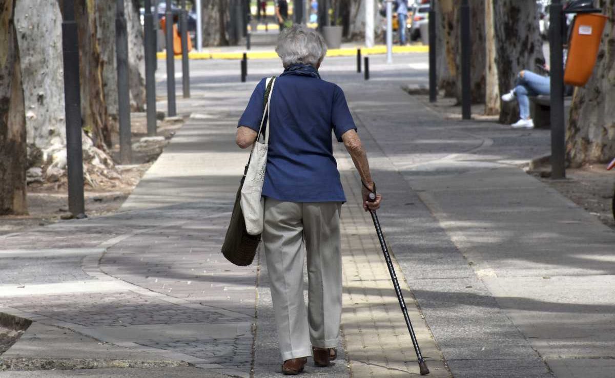 Jubilados y pensionados que cobren dos haberes mínimos percibirán sus sueldos la semana que viene. Foto: Matías Subat.-