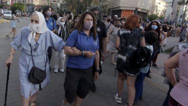 Inés Ragni y Lolín Rigoni marcharon el 10 de diciembre por primera vez en forma presencial luego de las restricciones de la pandemia (foto Oscar Livera )
