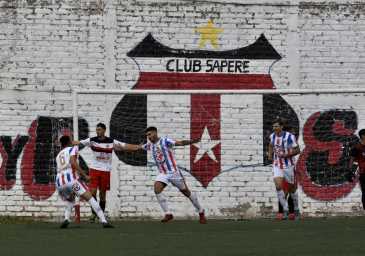 Atlético goleó 5-1 a Sapere, en un partido que no terminó por la inferioridad numérica del local. Fotos: Matías Subat 