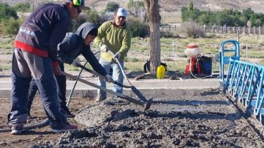 Operarios municipales avanzan con los trabajos en los últimos 200 metros de la avenida San Martín. Foto: Gentileza. 