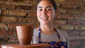 En Aluminé hace estas cerámicas y alfarería que todos queremos tener en nuestras cocinas