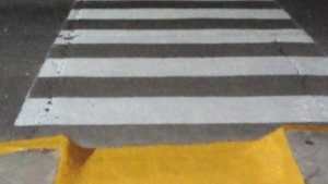 Renuevan sendas peatonales en cruces cercanos a escuelas de Roca