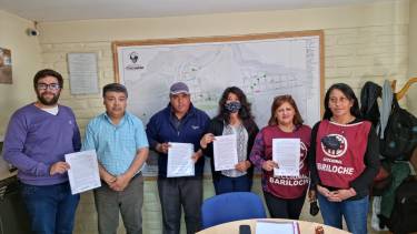 Las partes posaron para las fotos con el acta-acuerdo. Foto: gentileza. 