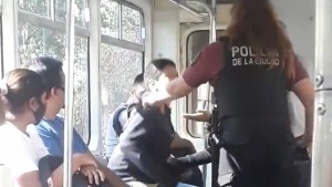 Video: una policía maltrató a un joven con autismo