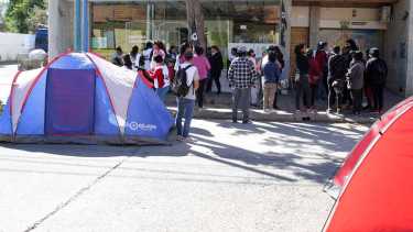 El acampe se lleva a cabo sobre calle 9 de Julio casi España. Foto Juan Thomes.
