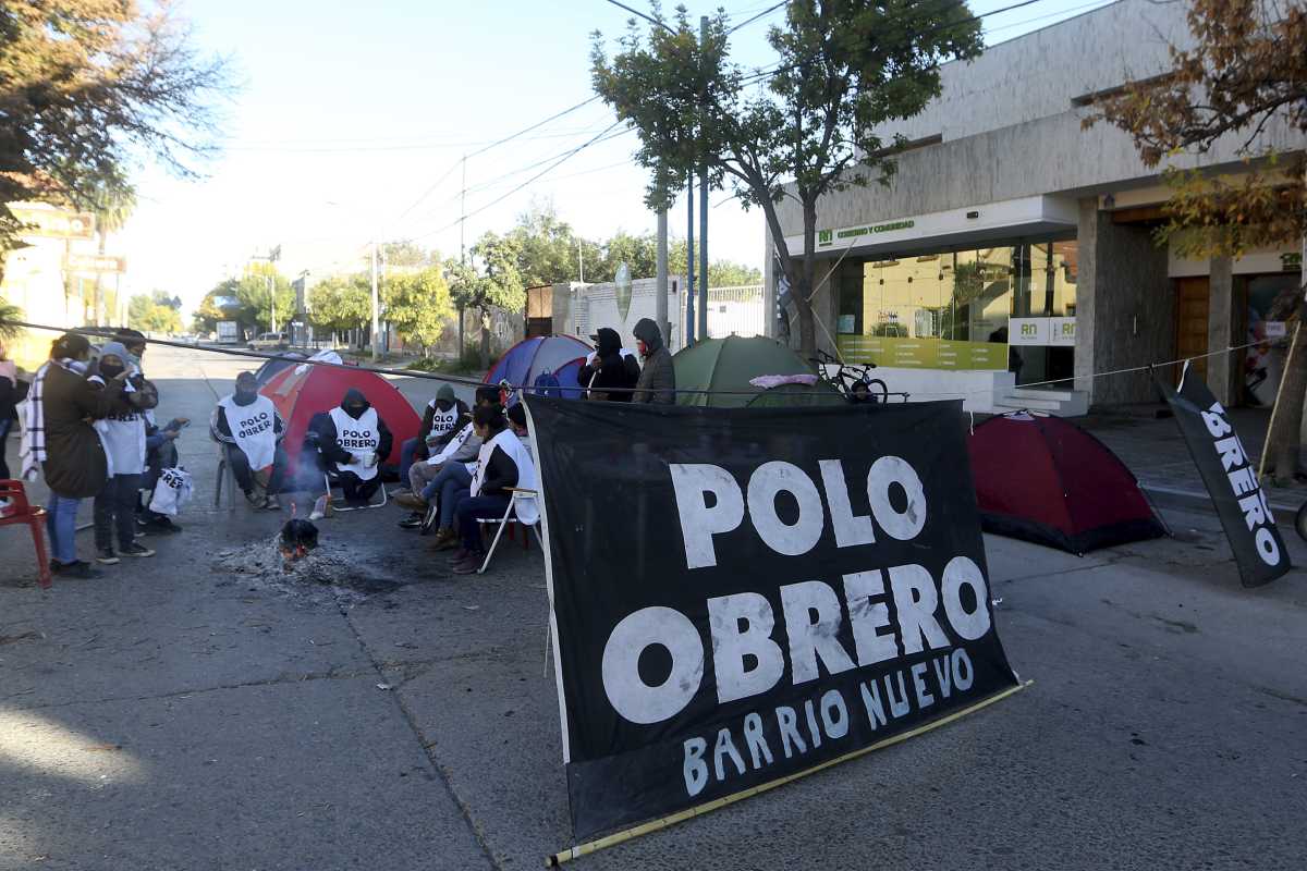 Más de 30 integrantes del Polo Obrero sostuvieron un campamento frente a la delegación del gobierno provincial, en Roca. Fotos Juan Thomes.