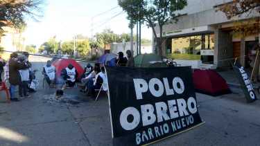 Más de 30 integrantes del Polo Obrero sostuvieron un campamento frente a la delegación del gobierno provincial, en Roca. Fotos Juan Thomes.