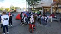 Imagen de Manifestantes levantaron el acampe frente a la delegación del Gobierno, en Roca