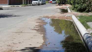 Pérdida de líquidos cloacales en calle Don Bosco. Foto Juan Thomes