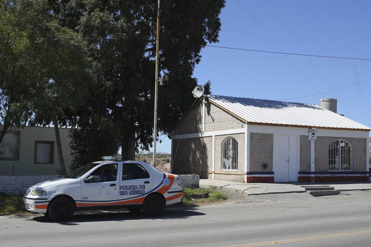 Personal de la policía caminera de Paso Córdoba, decomiso e incineró 150 kilos de carne de caballo, en Roca. Foto Juan Thomes