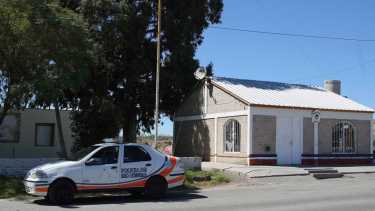 Personal de la policía caminera de Paso Córdoba, decomiso e incineró 150 kilos de carne de caballo, en Roca. Foto Juan Thomes