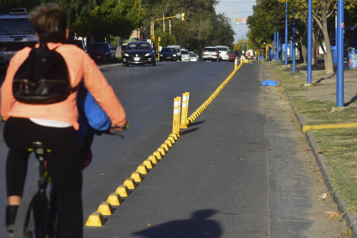 Roca 29/03/22: el municipio esta armando la ciclovía sobre calle Gelonch entre San Juan y Jujuy a orillas del Paseo del Canal Grande. Foto¨Andrés Maripe