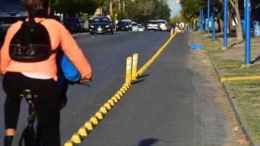 Roca 29/03/22: el municipio esta armando la ciclovía sobre calle Gelonch entre San Juan y Jujuy a orillas del Paseo del Canal Grande. Foto¨Andrés Maripe