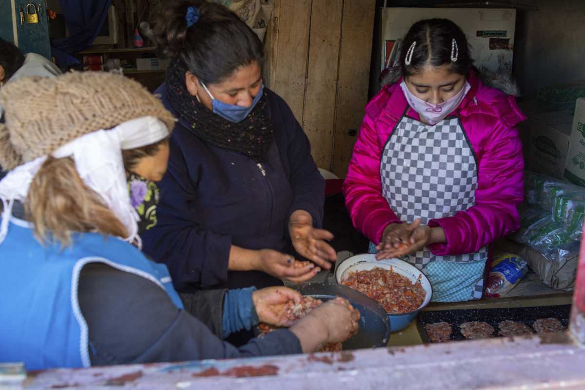 Una familia de cuatro integrantes necesitó $78.624,46 para superar el umbral de pobreza en enero. Foto Juan Thomes, agencia Roca. 
