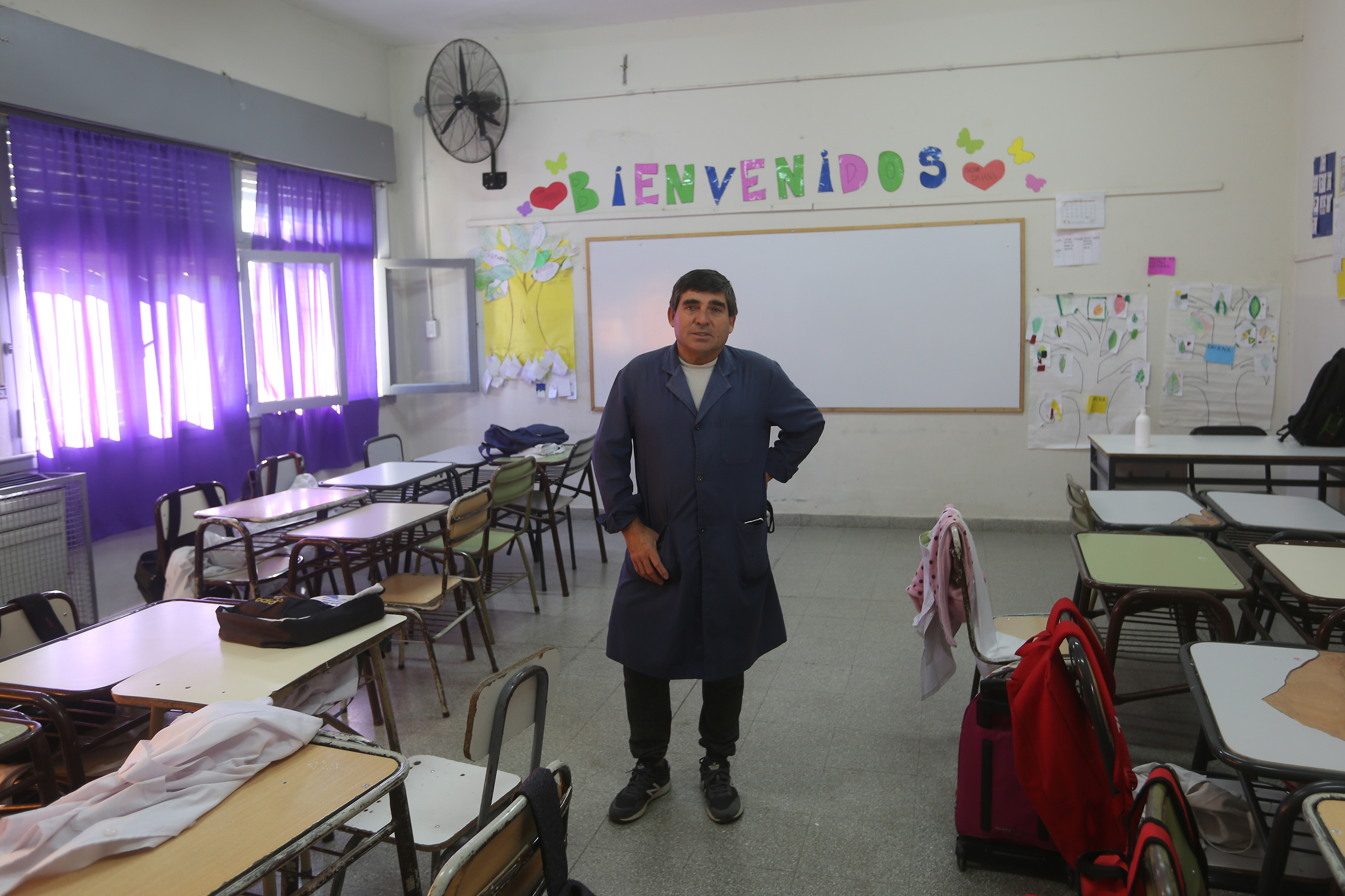 Ayer alumno y hoy uno de los porteros (Silvio Saez) de la Escuela N° 35 Cuatro Galpones. Foto Juan Thomes