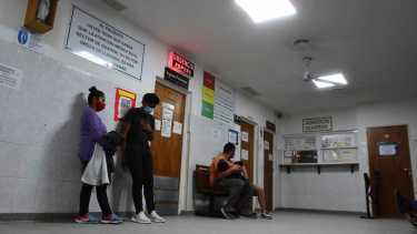 Los jóvenes ingresaron esta mañana a la guardia del hospital Francisco López Lima de Roca. Foto: Andrés Maripe