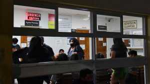 Llegó con un disparo al hospital pero no quiso contar lo que le había sucedido, en Roca