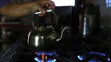 Esta semana se deberán definir la compra de GNL, gasoil y el contrato con Bolivia, claves para definir si habrá suficiente provisión de energía para el invierno.