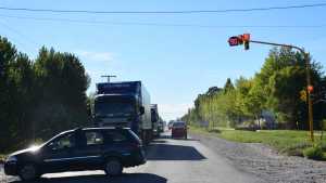«Es un momento histórico», vecinos celebran el nuevo semáforo de Félix Heredia y Ruta 22, en Roca