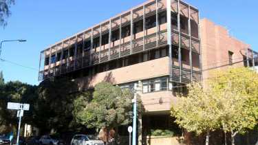 El agresor la interceptó en España y San Martín, frente al edificio del Juzgado Federal de Roca. Foto Juan Thomes