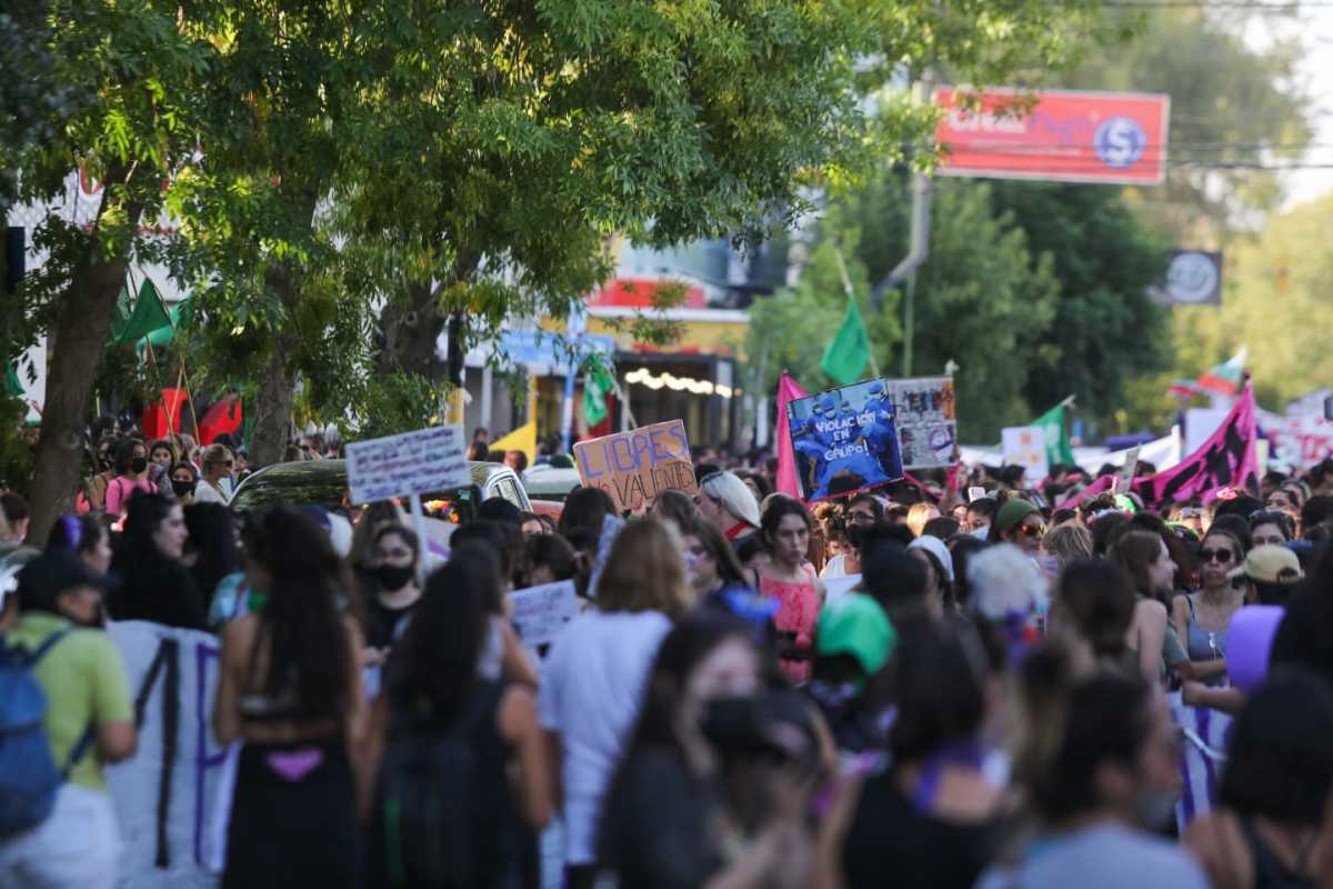 Varias cuadras de mujeres y disidencias marcharon por las calles de Roca. Foto Juan Thomes