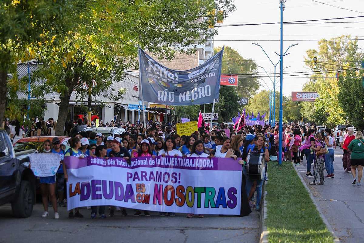 El lema de esta marcha es "La Deuda es con Nosotras". Foto Juan Thomes