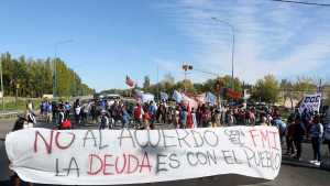 En Roca, cortaron la ruta nacional 22 contra el acuerdo con el FMI