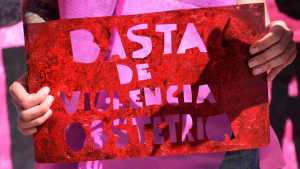 Semana del Parto Respetado: flores rojas y relatos de víctimas de violencia obstétrica en Roca