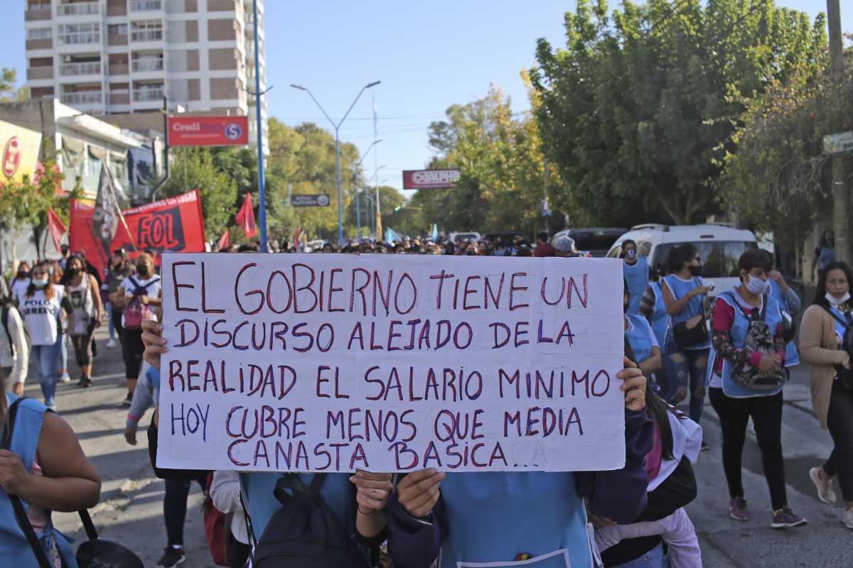 Las movilización comenzó a las nueve en plaza San Martín. Foto Juan Thomes