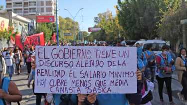 Las movilización comenzó a las nueve en plaza San Martín. Foto Juan Thomes
