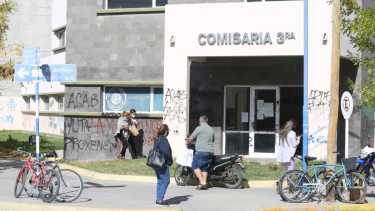 Tres sujetos armado asaltaron a una mujer policía que se encontraba con su hija, en Roca