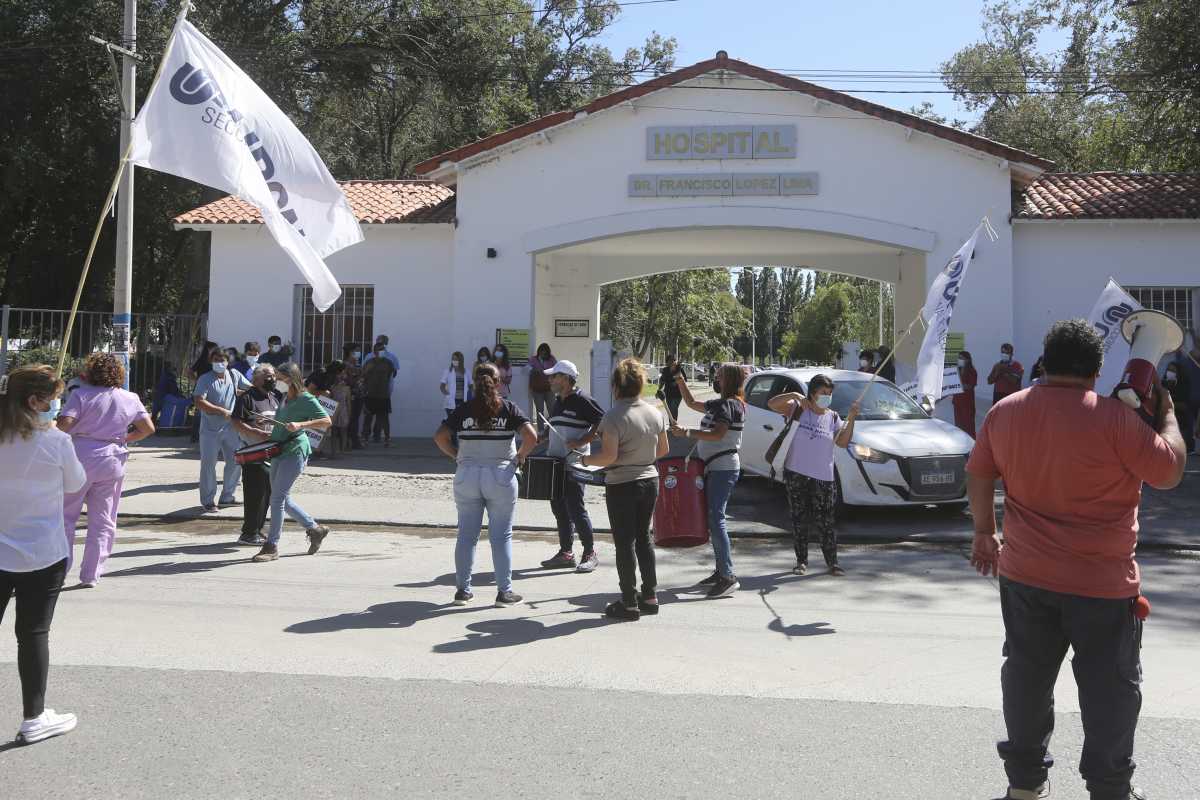 Manifestación de trabajadores en las puertas del hospital. Foto: Juan Thomes