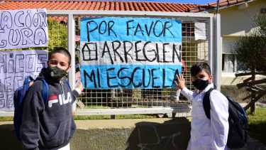 Estudiantes, padres y docentes se unieron en un abrazo simbólico para exigir obras en la Escuela 95 de Roca