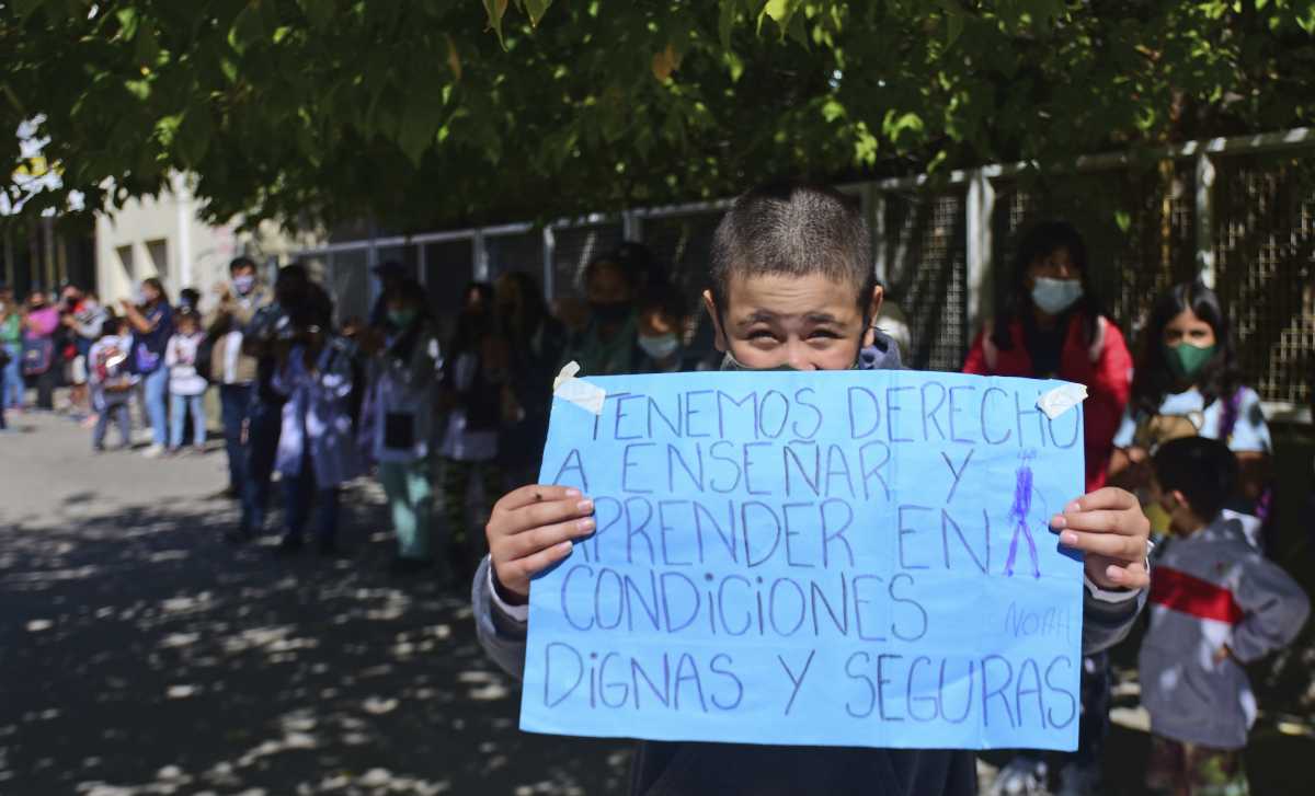 En los últimos días, la comunidad educativa de la Escuela Primaria 95 realizó dos importantes jornadas de protesta en la vía pública. Foto Emiliana Cantera.