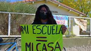 Otro reclamo y movilización en Roca por el traslado de los estudiantes de la Escuela 95