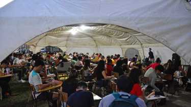 Los estudiantes de abogacía han tenido que cursar parte del primer cuatrimestre en una globa dentro de la Fadecs. Foto: Andres Maripe
