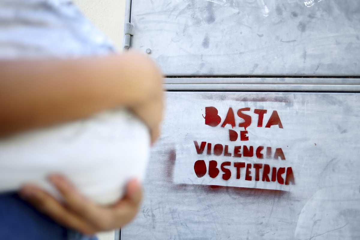 En la marcha del 8 de marzo, día de la mujer trabajadora, se realizaron pintadas callejeras contra la violencia obstétrica. Foto: Juan Thomes
