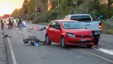El tremendo impacto involucró a varios vehículos y una motocicleta. Fotos Juan Thomes.
