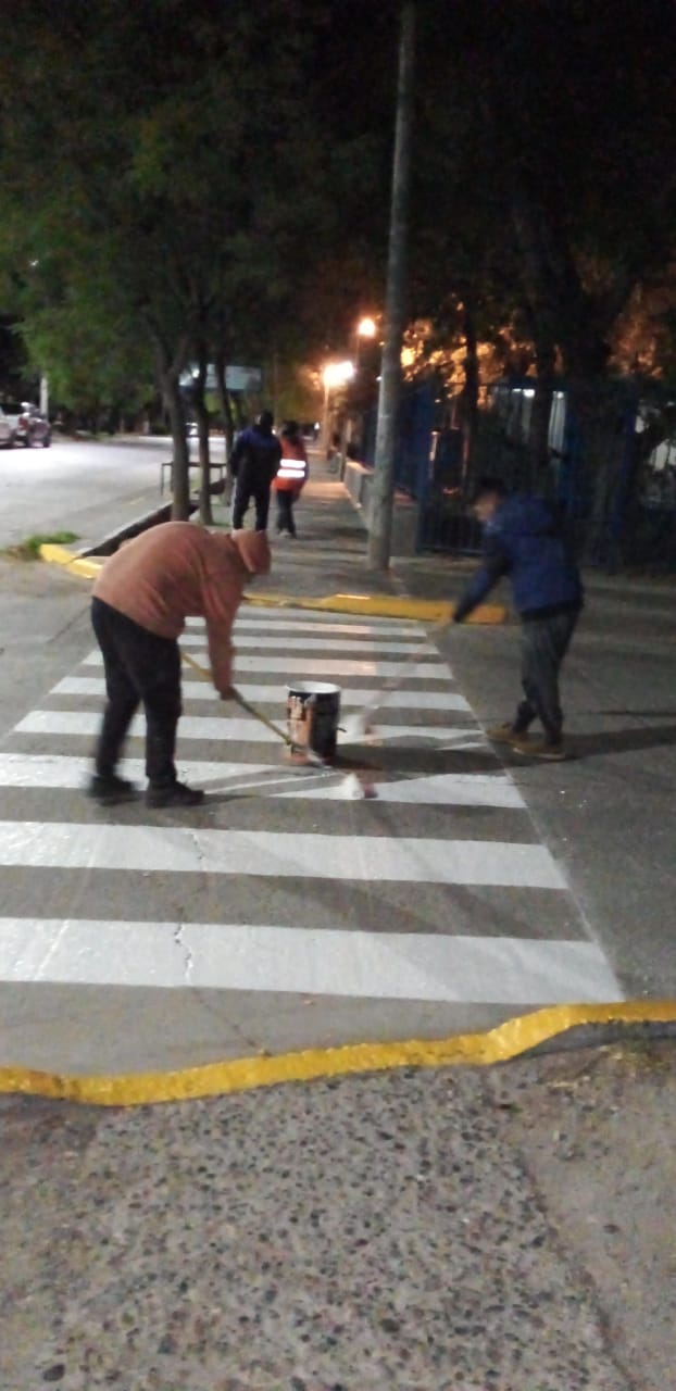 Personal de obras civiles pintó las sendas peatonales y reductores de velocidad .