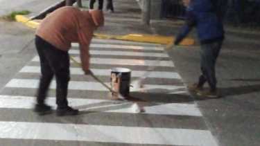 Personal de obras civiles pintó las sendas peatonales y reductores de velocidad .