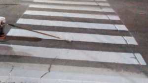 Pintan sendas peatonales en los cruces cercanos a tres escuelas de Roca