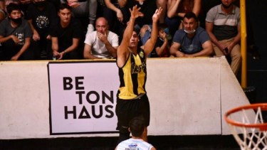 Angelo Sasso fue el goleador del Decano ante Petro.