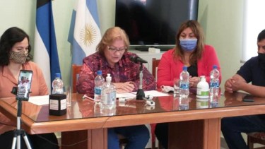 La jefa comunal estuvo acompañada por concejales y legisladores de la localidad. Foto: gentileza. 