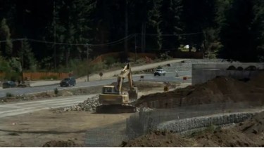 Las máquinas mueven miles de metros cúbicos de suelo para después tirar el asfalto. Fotos: Marcelo Martínez