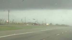 Impactante video: un tornado atrapó una camioneta y no te imaginás lo que pasó