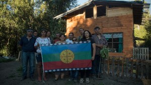 Villa La Angostura: Stefani impulsa un barrio multicultural con familias mapuches