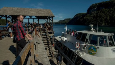 En Villa La Angostura celebran el éxito del verano y esperan que se prolongue el turismo con eventos y el producto nieve en invierno. Foto: Marcelo Martinez