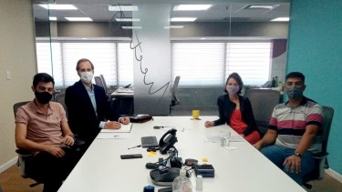 La empresaria, Mariana Dí Clerico, acompañada por el Presidente de la Cámara de Comercio de Valcheta, Darío González, en la firma del contrato con el escribano Agustín Ruival y el abogado Maximiliano Fleurquin. Foto: gentileza. 